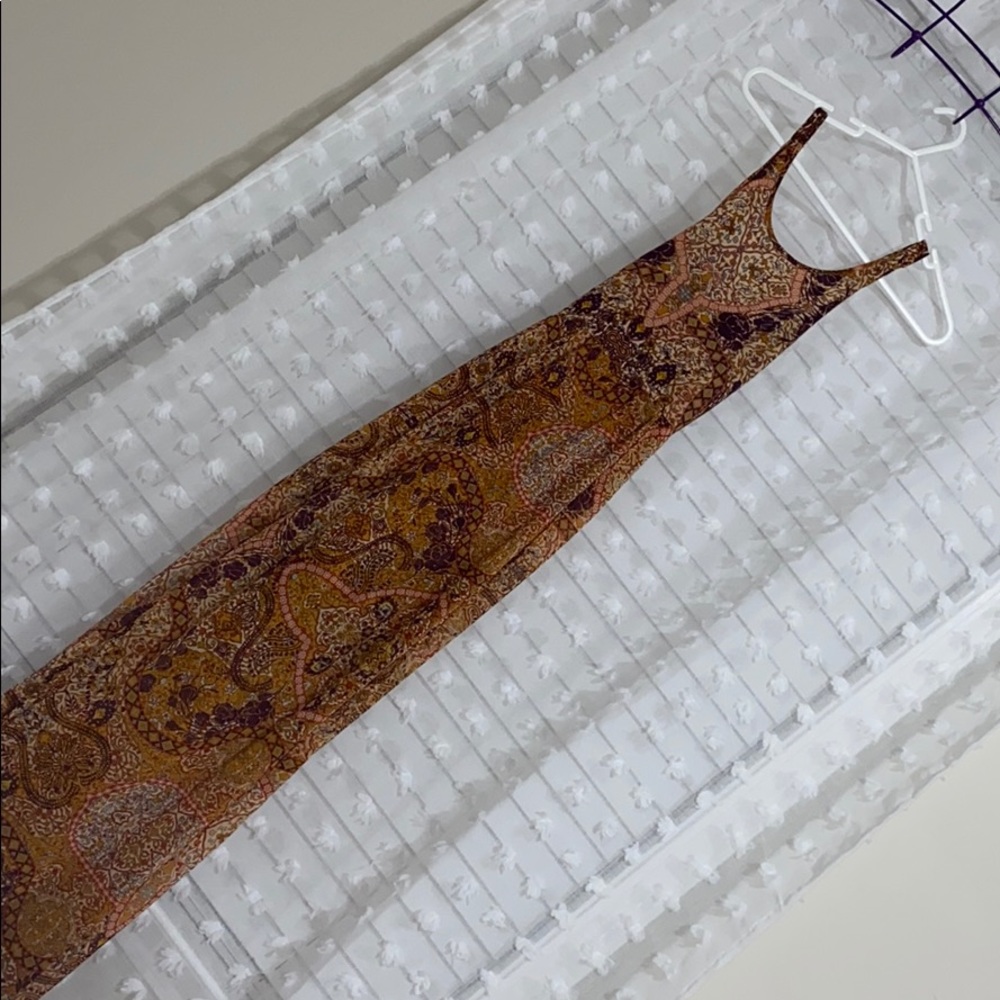 Dress with flowy fabric and crossback